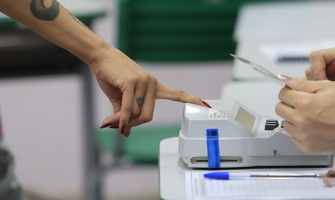 Mesmo com chuva, eleitores chegam cedo para votar no segundo turno no Rio